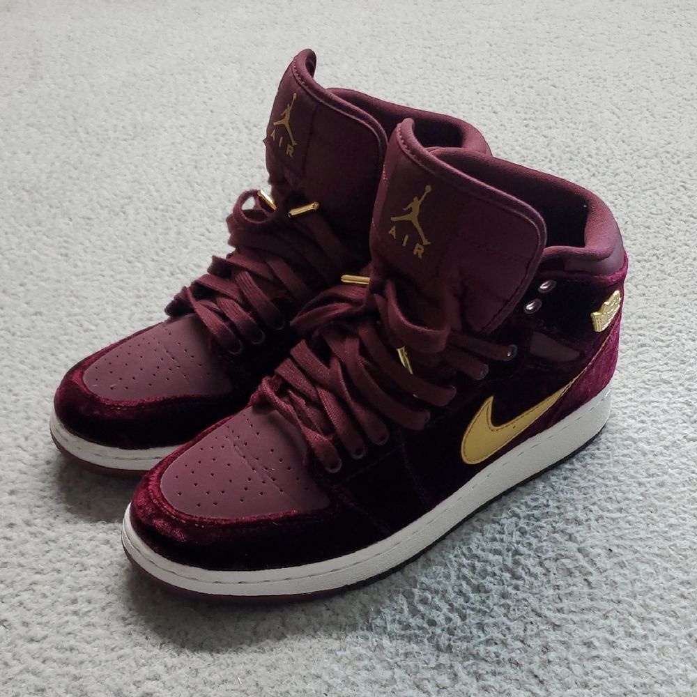 Jordan Kid's High-Top Sneakers in Maroon with Gold Logo Size 5.5Y